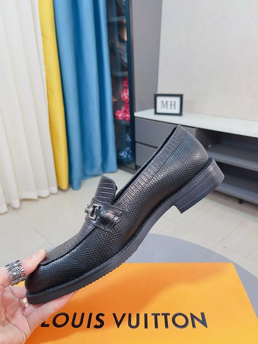 Ex-factory price 458🌹🌹【Louis Vuitton] LV official website synchronizes casual formal leather shoes, imported Italian first-layer calfskin, the leather feels natural and comfortable, and the flowing shoe body design embodies an extraordinary superior wearing experience. Smooth and tight hand-stitched seams achieve extraordinary noble taste. The lining is made of cowhide, which is high-end, comfortable and breathable, telling the man's high-spirited heart. Number of items in stock: 38-44 45 can be customized.